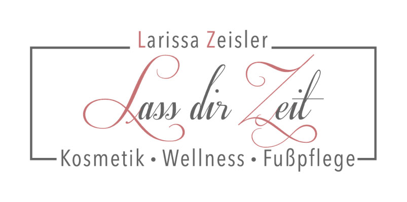 Eine jüngere und ältere Frau sitzen nebeneinander und lächeln in die Kamera